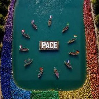 Omegna per la pace: 3mila persone sul Lago d’Orta per la bandiera umana da Guinness