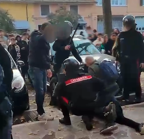 Protesta studenti, alta tensione a Novi: giovane bloccato