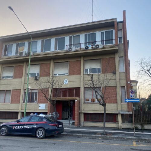 Notte di terrore per la vittima di uno stalker: lui rompe finestra ed entra in casa