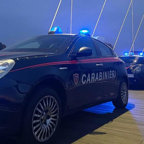 Lo aggrediscono con una bottiglia e gli portano via la bici elettrica: subito individuati e arrestati