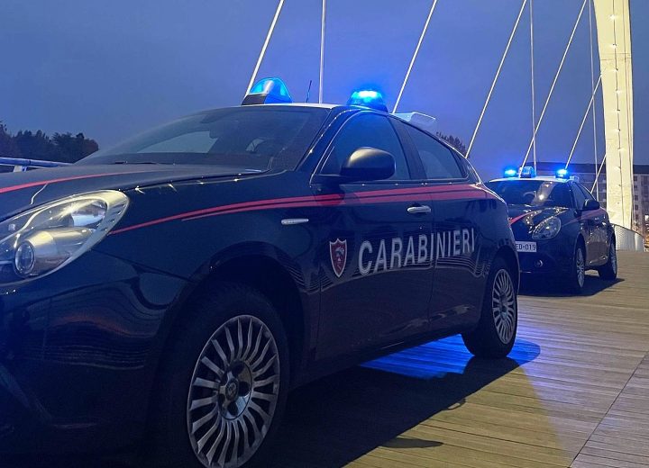 Lo aggrediscono con una bottiglia e gli portano via la bici elettrica: subito individuati e arrestati