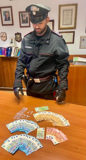 Trovato in auto a Casorate Primo con cocaina e 1.600 euro in contanti: denunciato 21enne