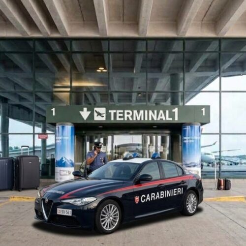 Dà in escandescenza durante il trasferimento per il rimpatrio e danneggia l’auto dei Carabinieri