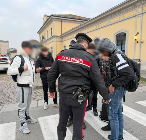Genitori allarmati per chat (false) con l’annuncio di azioni violente. Carabinieri aumentano controlli