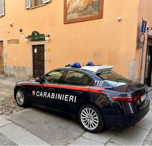 Ruba liquori da un ristorante del centro storico di Pavia ma viene bloccato e arrestato