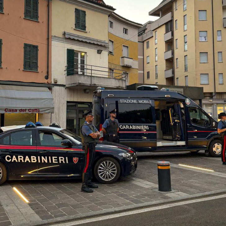 Nudo per le vie di Stradella, uomo assistito dai Carabinieri e affidato ai sanitari