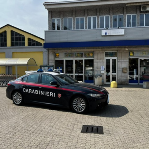 Escono dal supermercato con la spesa nascosta sotto i vestiti. Scoperti dai Carabinieri e denunciati