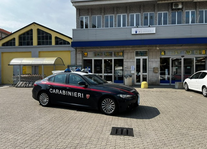 Escono dal supermercato con la spesa nascosta sotto i vestiti. Scoperti dai Carabinieri e denunciati