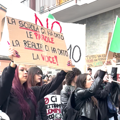 I ragazzi di Casale sfilano per la città: “Vogliamo vivere non sopravvivere”