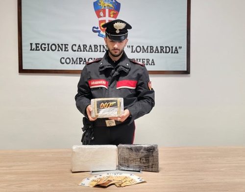 La fuga, l’inseguimento e poi lo scontro che fa scoprire tre chili di cocaina