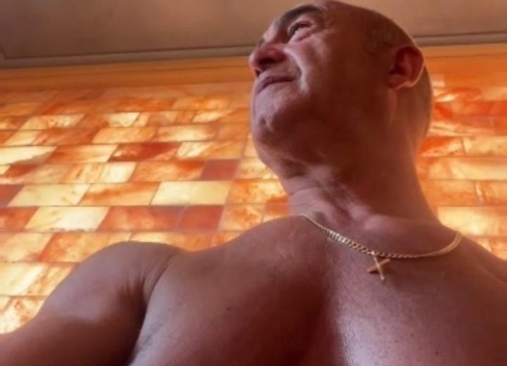 Videocollegato con il Comune a torso nudo dalla spa: Demarte come “Cetto La Qualunque”