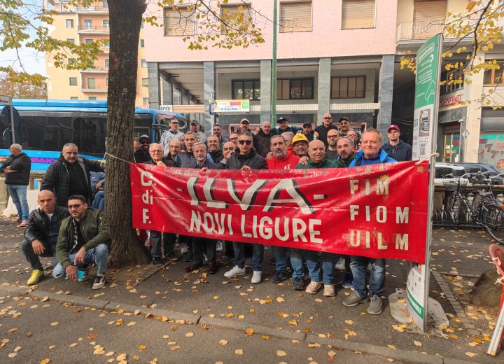 Ex Ilva di Novi, il presidio dei lavoratori in viale Saffi: “Rincuorati dalla solidarietà dei cittadini”