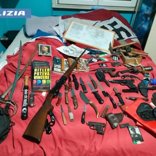Armi e propaganda nazista, arrestato un 19enne a Voghera: messaggi estremisti anche nella chat di classe