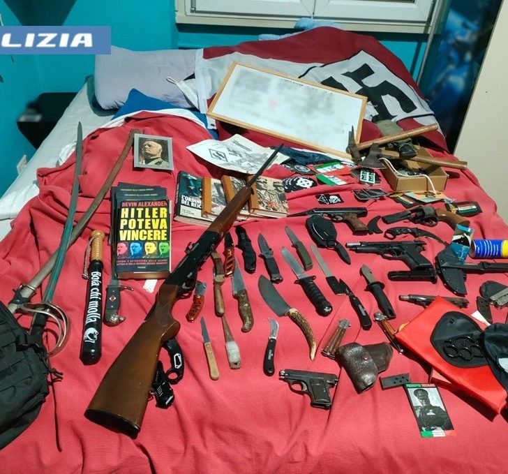 Armi e propaganda nazista, arrestato un 19enne a Voghera: messaggi estremisti anche nella chat di classe