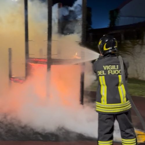 Spento l’incendio in un parco giochi di Casale Popolo