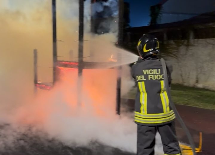 Spento l’incendio in un parco giochi di Casale Popolo