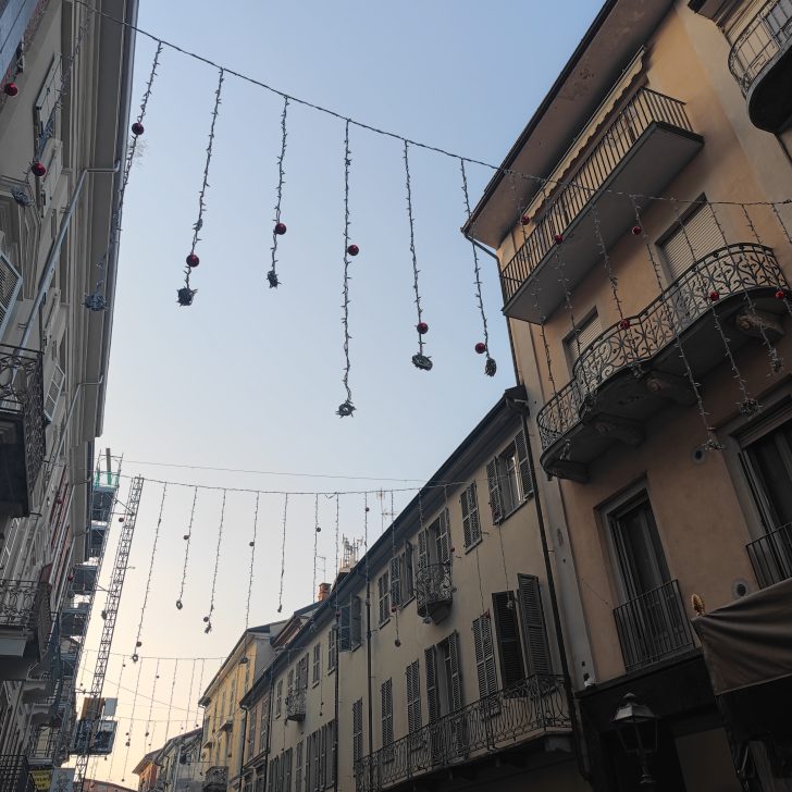 Verso il Natale ad Alessandria: già installate le luminarie. Sì alla ruota, no alla pista di pattinaggio