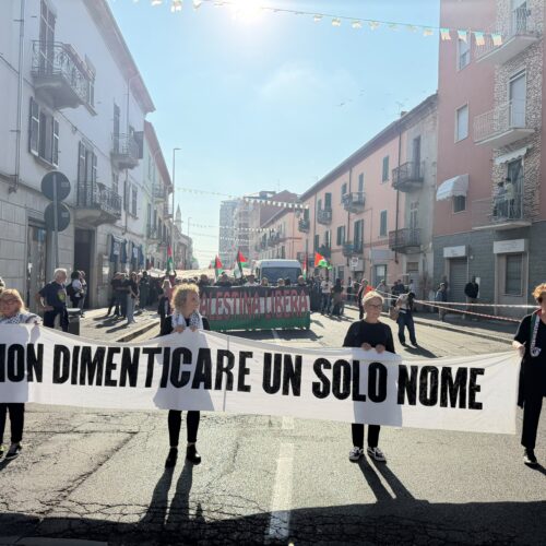 “Vite e futuri spezzati”: ad Alessandria oltre mille persone in silenzio per i bambini di Gaza uccisi