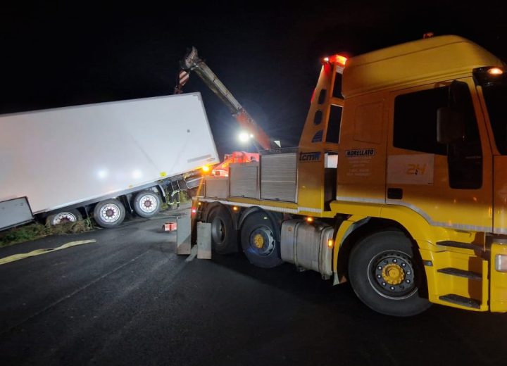 Mezzo pesante fuori strada: code tra Castelceriolo e Alessandria