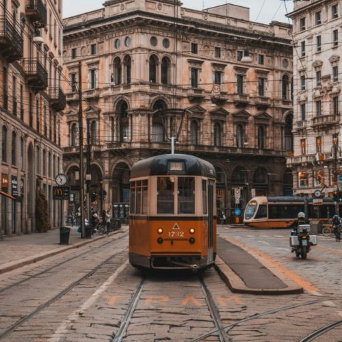 Turismo in Lombardia, oltre 43 milioni di presenze nei primi otto mesi del 2026: crescono gli stranieri, boom dei laghi