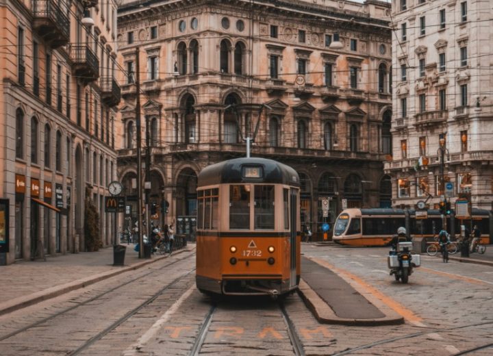 Turismo in Lombardia, oltre 43 milioni di presenze nei primi otto mesi del 2026: crescono gli stranieri, boom dei laghi