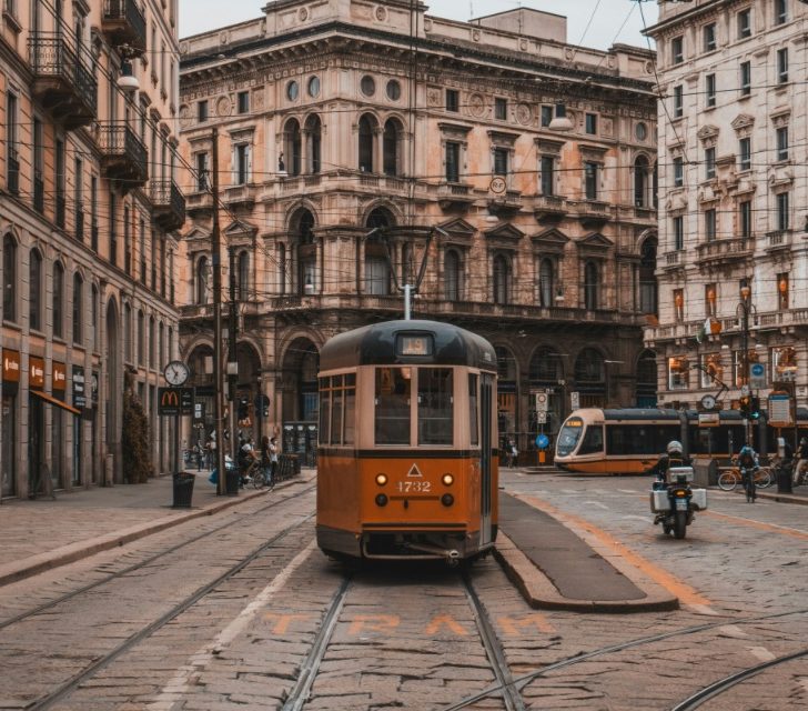 Turismo in Lombardia, oltre 43 milioni di presenze nei primi otto mesi del 2026: crescono gli stranieri, boom dei laghi