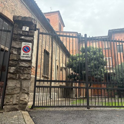 Bambina di tre anni trovata senza vita: famiglia seguita dai servizi sociali ma nessuna avvisaglia della tragedia
