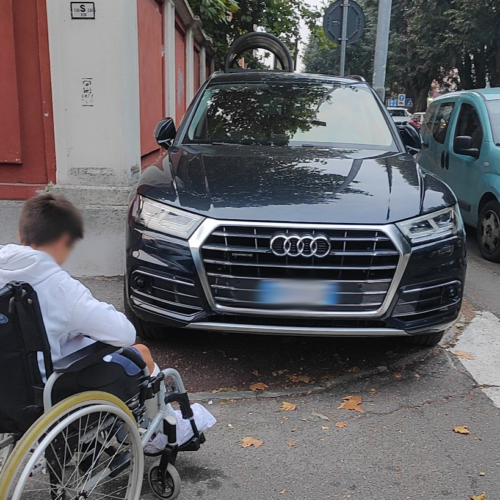 Il parcheggio selvaggio che calpesta la civiltà. L’auto continua a vincere su tutto