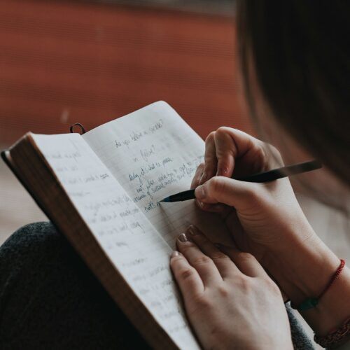 A Pavia le parole diventano cura e la creatività dà voce alle emozioni dei ragazzi