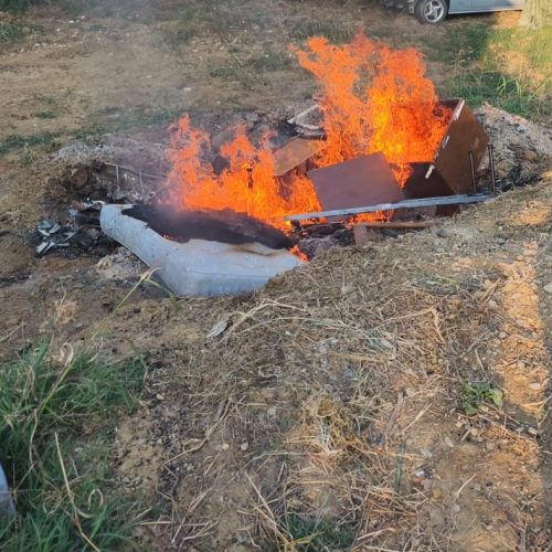 Brucia rifiuti di plastica e materassi nel proprio terreno a Monte Valenza: denunciato dalla Polizia Locale