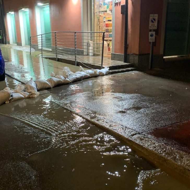 Maltempo: a Spinetta uscito il rio Lovassina in via Genova. Protezione Civile e Polizia Locale al lavoro