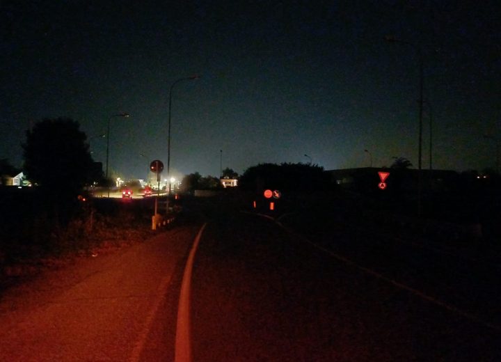 Rotonda al buio alle porte di Alessandria, la segnalazione: “Luci spente da diverse settimane”