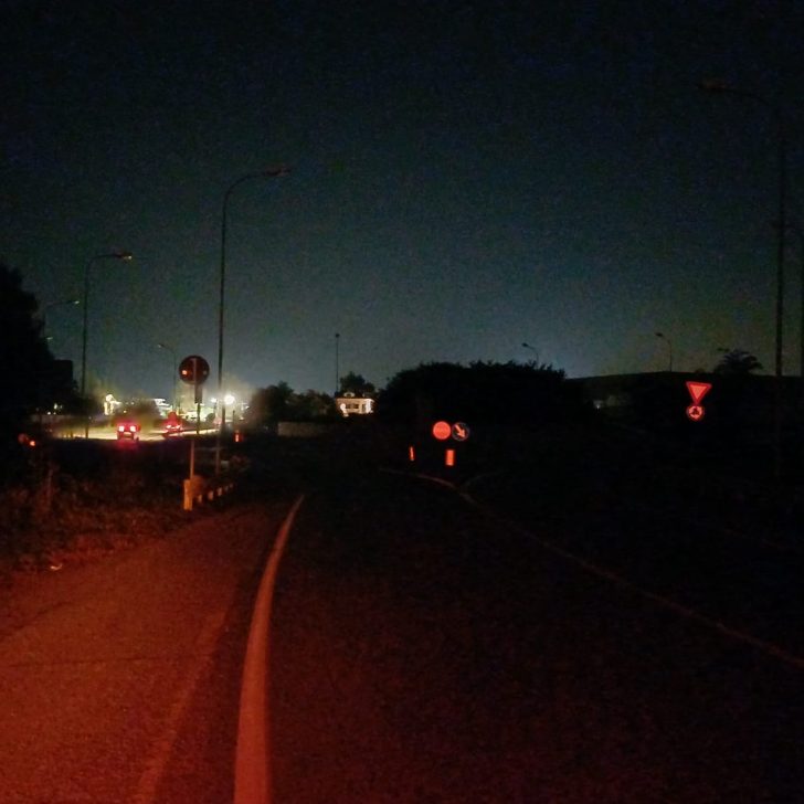 Rotonda al buio alle porte di Alessandria, la segnalazione: “Luci spente da diverse settimane”