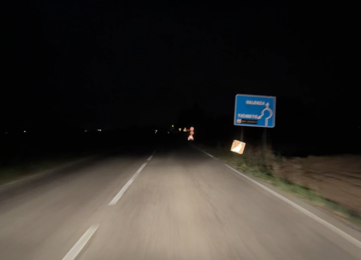 Rotonda al buio e senza segnaletica orizzontale: “È un grave rischio”