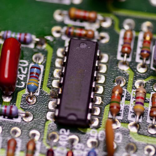 A Novara la prima fabbrica di nuovi microchip in Europa: via libera al finanziamento per il progetto Silicon Box