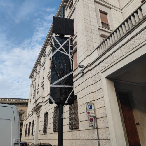 Aree pedonali: montata, ma non ancora attivata, la nuova telecamera in piazza Libertà. E la minoranza attacca
