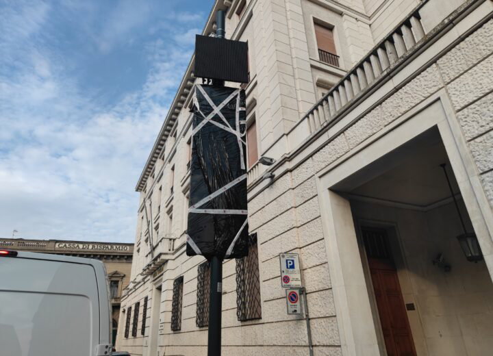Aree pedonali: montata, ma non ancora attivata, la nuova telecamera in piazza Libertà. E la minoranza attacca