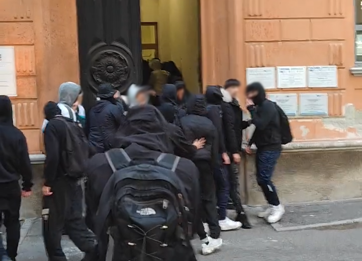Proteste studenti nell’Alessandrino: a Novi tentativo di occupazione, petardi e lancio di uova