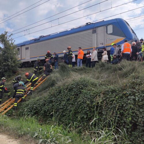 Persona perde la vita dopo essere stata travolta da un treno nell’Astigiano: circolazione bloccata per ore