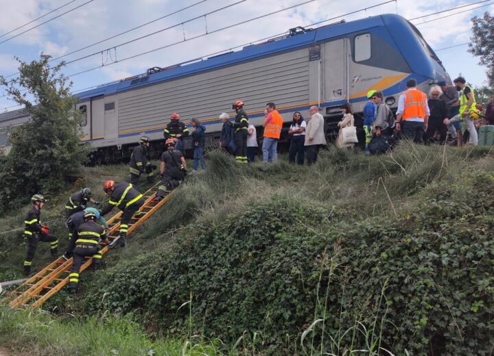 Persona perde la vita dopo essere stata travolta da un treno nell’Astigiano: circolazione bloccata per ore