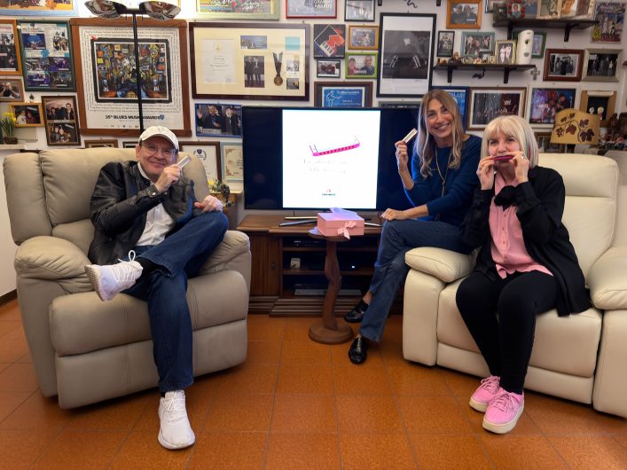 Un’armonica rosa per ricordare la prevenzione: a Voghera il progetto con il musicista Fabrizio Poggi