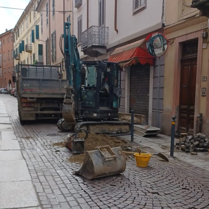 Guasto idrico in un condominio in via Vochieri: strada chiusa fino alle 15